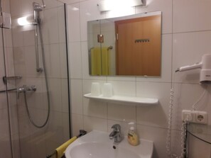 Ducha, secador de pelo, toallas, jabón