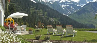 Comfortable apartment with terrace, sunbathing area, playground, free Wi-Fi, pets