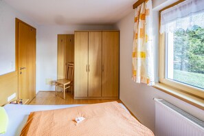 3 bedrooms, in-room safe, iron/ironing board, travel crib