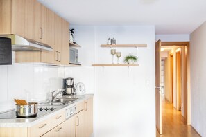 Coffee/tea maker, fridge, microwave, oven