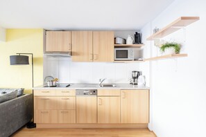 Coffee/tea maker, fridge, microwave, oven