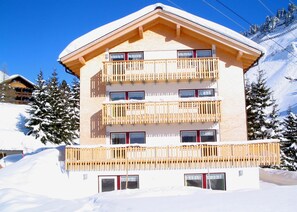 Exterior - Comfortable apartment with terrace, sunbathing area, playground, free Wi-Fi, pets (Schröcken)