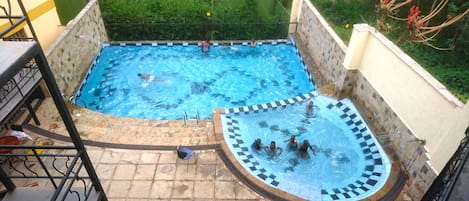 Ulkouima-allas, aurinkovarjoja, aurinkotuoleja