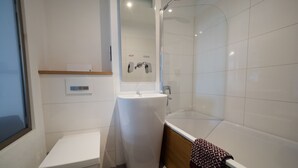 A modern bathroom with a toilet, sink, and shower. - Tegernsee - Great, central apartment (Tegernsee)