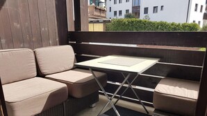 A balcony with a sofa set and a table. - Tegernsee - Great, central apartment (Tegernsee)