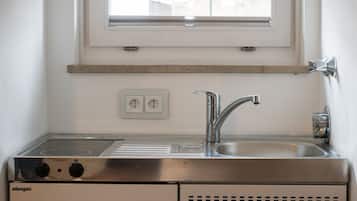 Kühlschrank, Mikrowelle, Herdplatte, Wasserkocher mit Kaffee-/Teezubehör