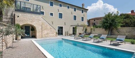 Et oppvarmet basseng