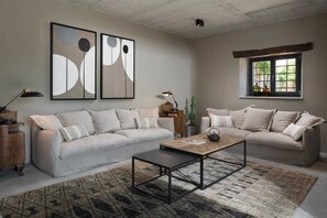Smart TV, fireplace, stereo