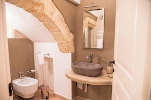Double Room, City View | Bathroom | Shower, rainfall showerhead, hair dryer, bidet