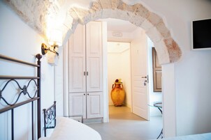 Escritorio, wifi gratis y ropa de cama 