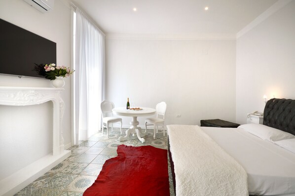 Presidential Suite | Frette Italian sheets, premium bedding, down comforters, pillowtop beds - Barbarella Home (Naples)