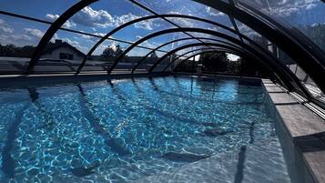 Een buitenzwembad en een verwarmd zwembad