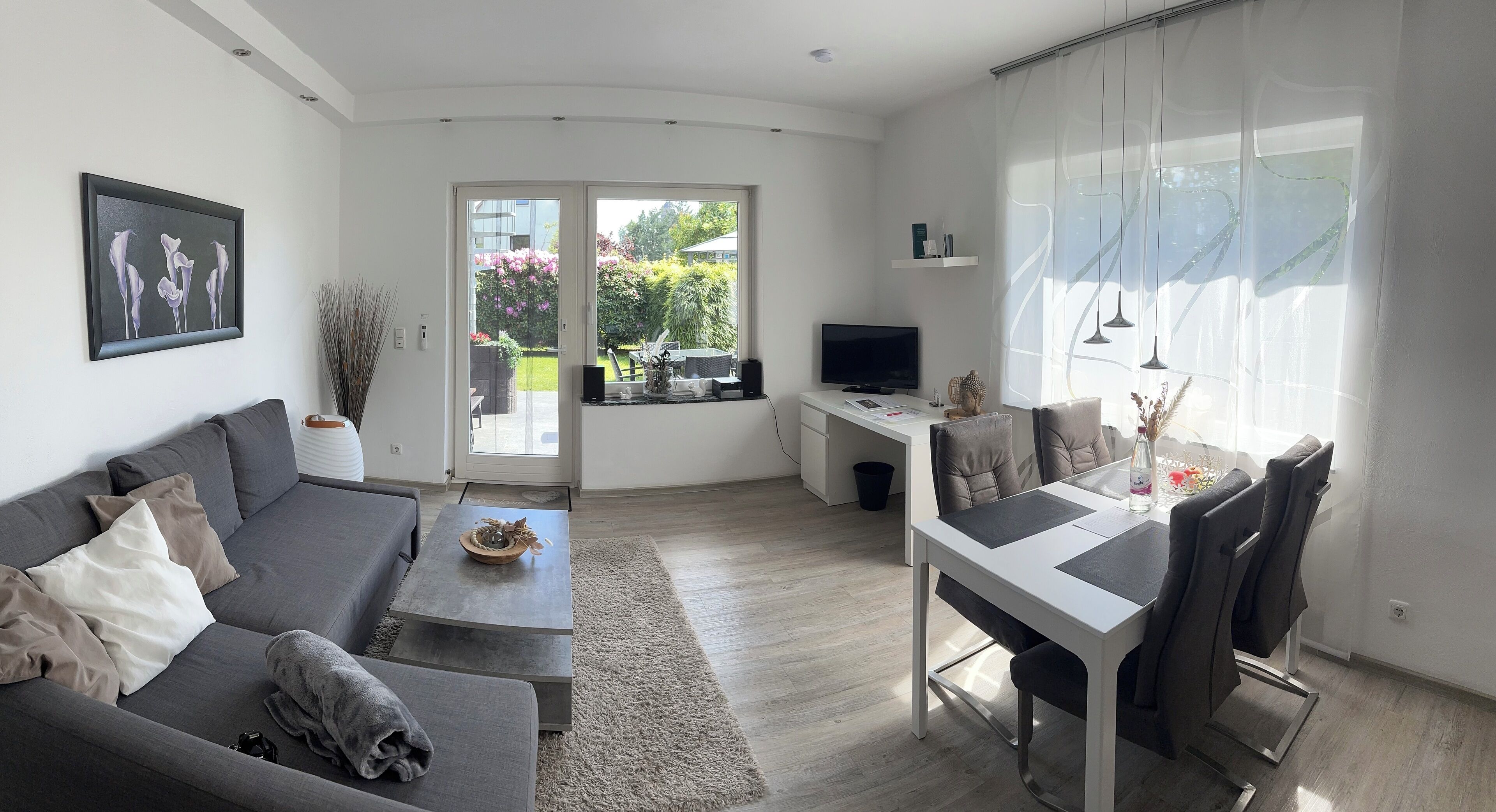 Smart-TV, bøker og stereoanlegg