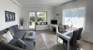 TV connectée, livres, chaîne hi-fi