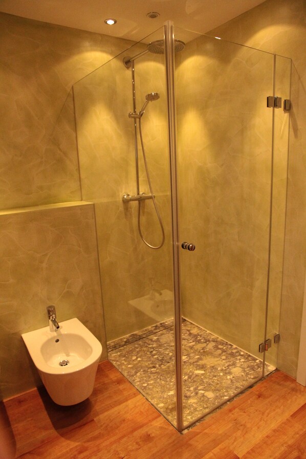 Dusche, Haartrockner, Bidet, Handtücher