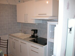 Fridge, microwave, stovetop, coffee/tea maker