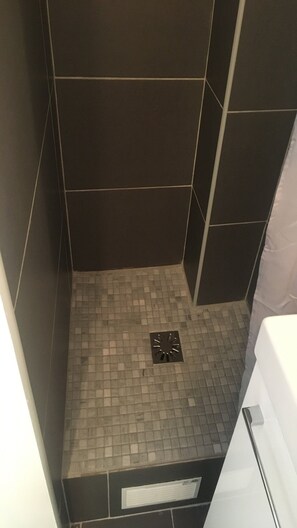 Douche, serviettes fournies