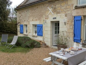 Property grounds - CHAMBRE HOTES PRIVATE HEATED POOL AND JACUZZI NEAR SAUMUR AND DOUE EN ANJOU (Doué-En-Anjou)