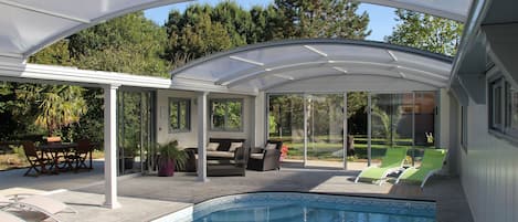 Innendørsbasseng og et oppvarmet basseng