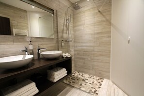 Dusche, Haartrockner, Handtücher, Seife