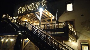 Un immeuble à plusieurs étages, doté d’un escalier et de rampes d’escalier illuminées.
