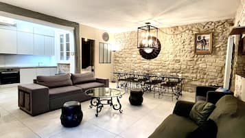 TV connectée, lecteur de DVD, baby-foot, livres