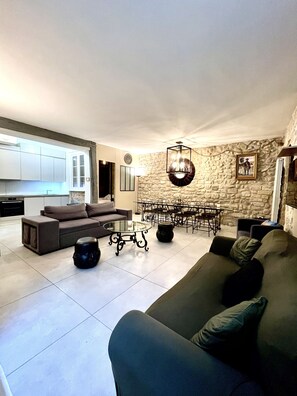 Smart TV, reproductor de DVD, futbolito y libros 