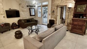 Smart TV, reproductor de DVD, futbolito y libros