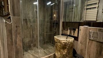 Shower, hair dryer, towels