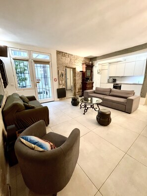 TV connectée, lecteur de DVD, baby-foot, livres