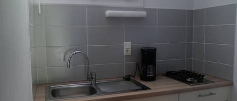 Refrigerador, microondas, parrilla de estufa y cafetera y tetera