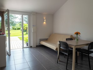 TV, table tennis, books - Espalion, apartment for 6 people, 2 bedrooms, heated swimming pool, ideal for families (Espalion)