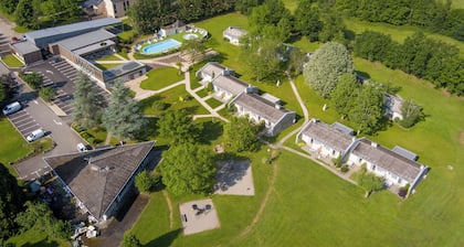 Espalion, apartment for 6 people, 2 bedrooms, heated swimming pool, ideal for families