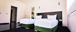 4 bedrooms, iron/ironing board, internet, bed sheets