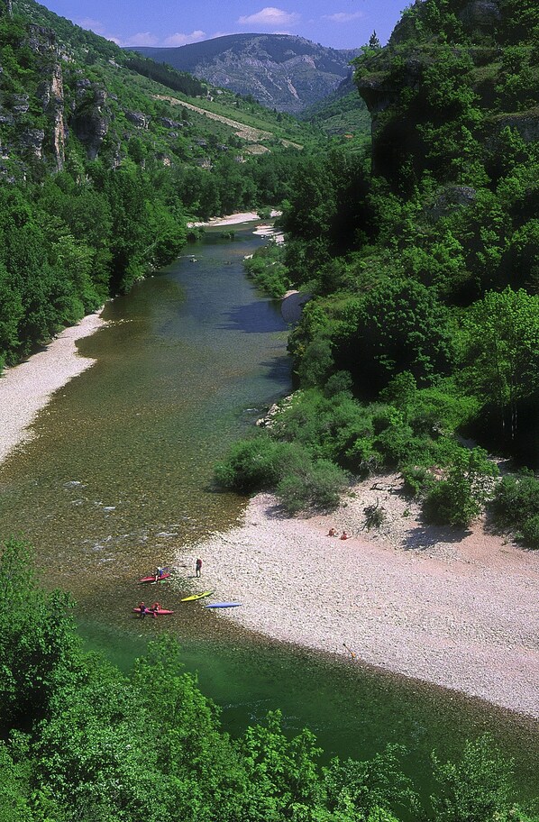 Beach - Espalion, pleasant accommodation 5 people, heated swimming pool, ideal for families (Espalion)
