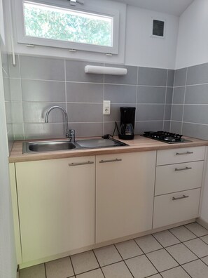 Réfrigérateur, micro-ondes, plaque de cuisson, cafetière/bouilloire