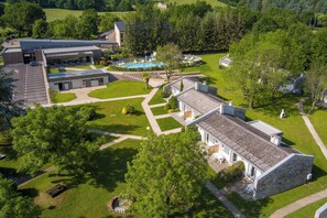 Vista aérea de un campus con piscina, varios edificios y céspedes cuidados.