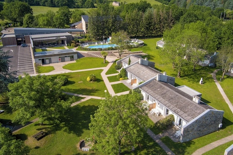 Exterior. Espalion, pleasant accommodation 5 people, heated swimming pool, ideal for families