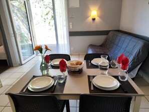 Dining - Espalion, pleasant accommodation 5 people, heated swimming pool, ideal for families (Espalion)