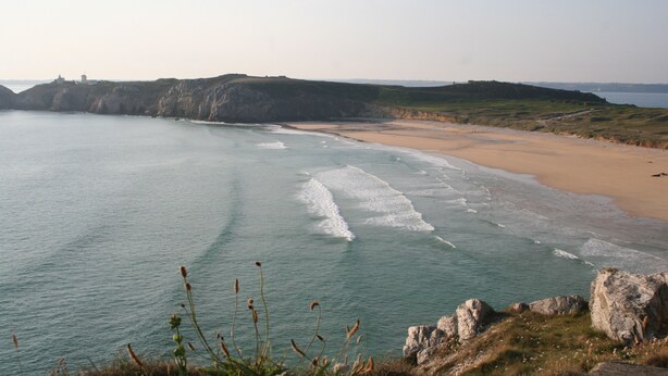 A coastal landscape with a beach, cliffs, and a body of water. - BRITTANY FINISTERE CROZON PENTY SPACIOUS AND LUMINOUS (Crozon)
