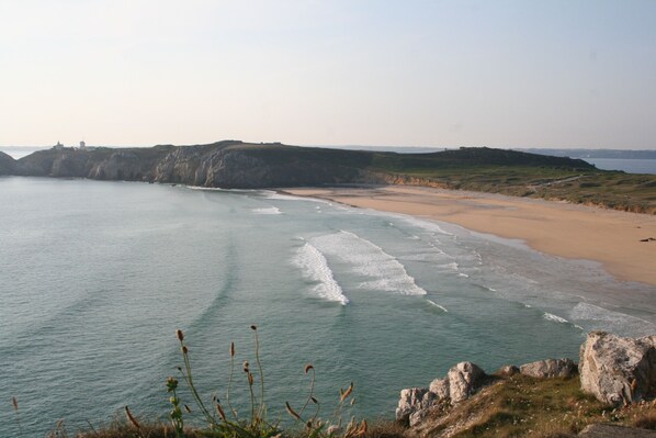 Beach nearby, sun-loungers, beach towels