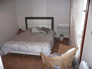 3 chambres, bureau, chambres insonorisées, fer et planche à repasser