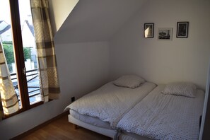 3 bedrooms, desk, soundproofing, iron/ironing board