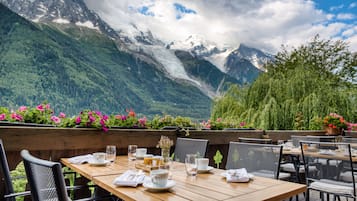 Se ofrece un desayuno bufé (25 EUR por persona)