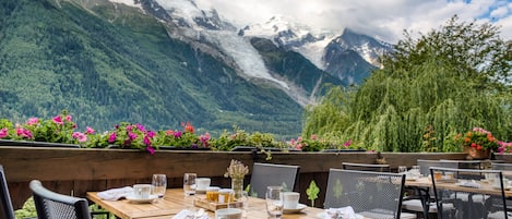 Daily buffet breakfast (EUR 25 per person)