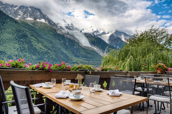 Desayuno buffet diario (EUR 25 por persona)