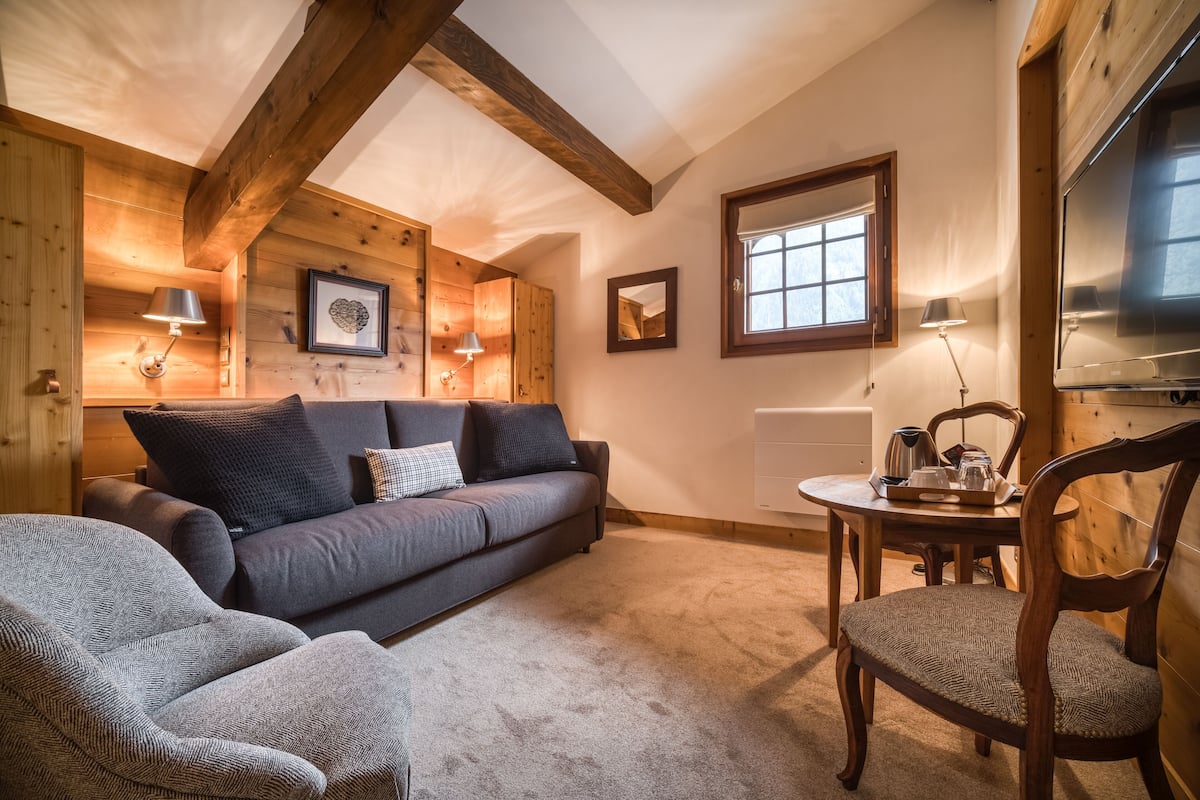 quadruple room | living area | flat-screen tv, dvd player