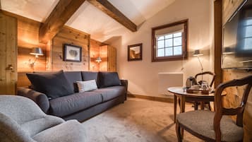 Quadruple Room | Living area | Flat-screen TV, DVD player