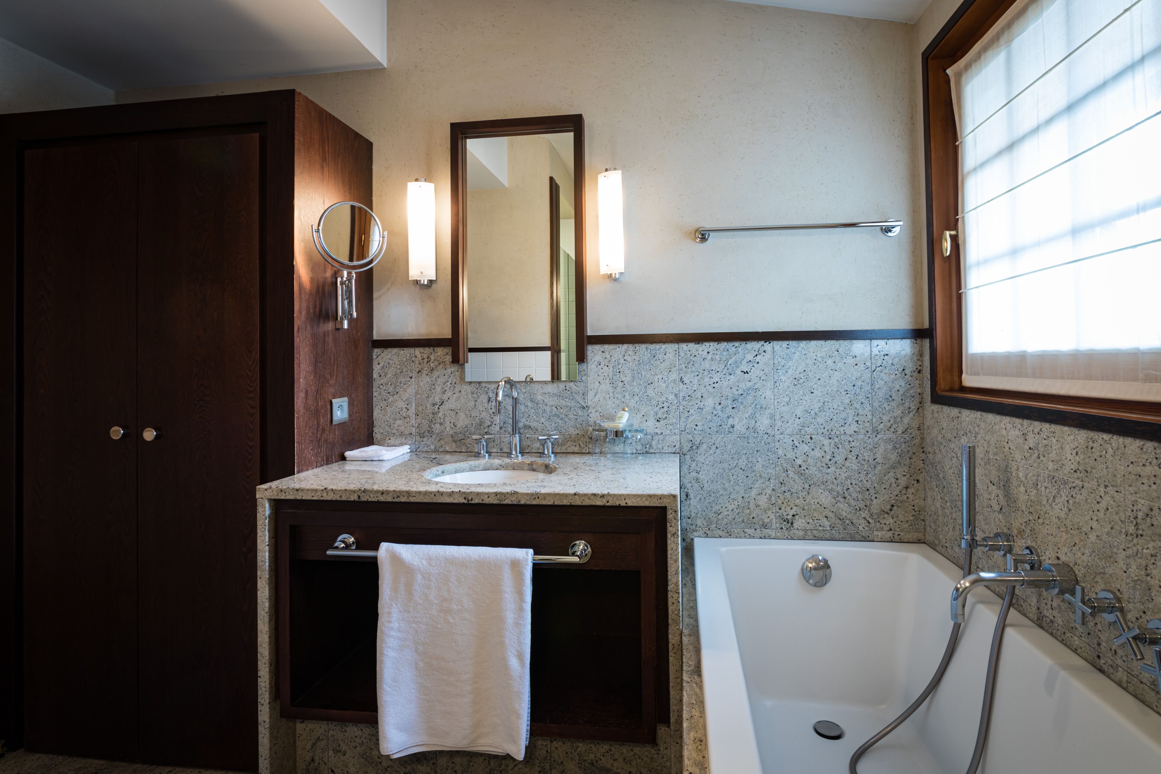 junior suite | bathroom | combined shower/bathtub, deep-soaking bathtub, free toiletries