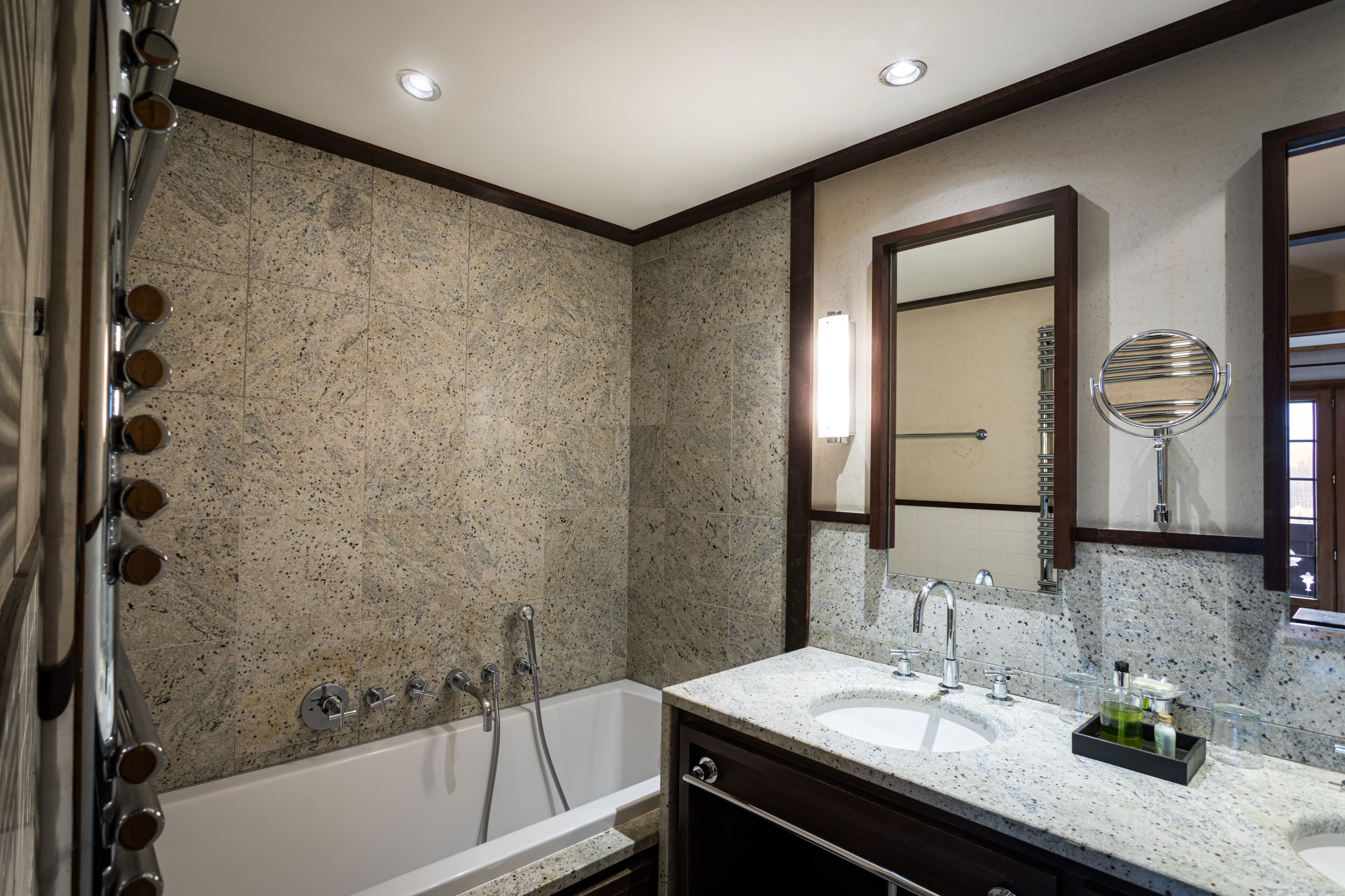 quadruple room | bathroom | combined shower/bathtub, deep-soaking bathtub, free toiletries